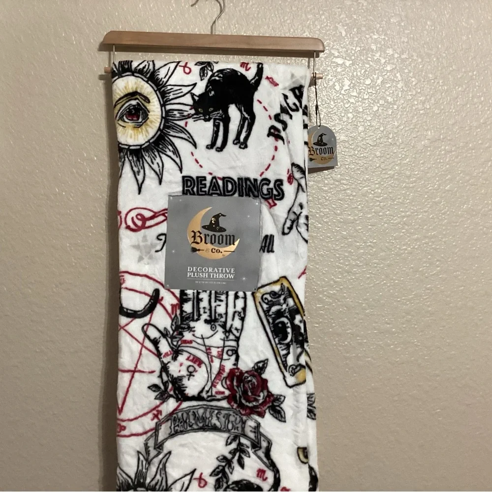 Black & White Palm Readings Plush Throw.  NWT  50” x 70”